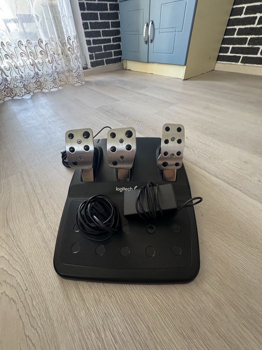 Руль та педалі від Logitech