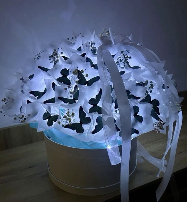 Букети з метеликів з ілюмінацією