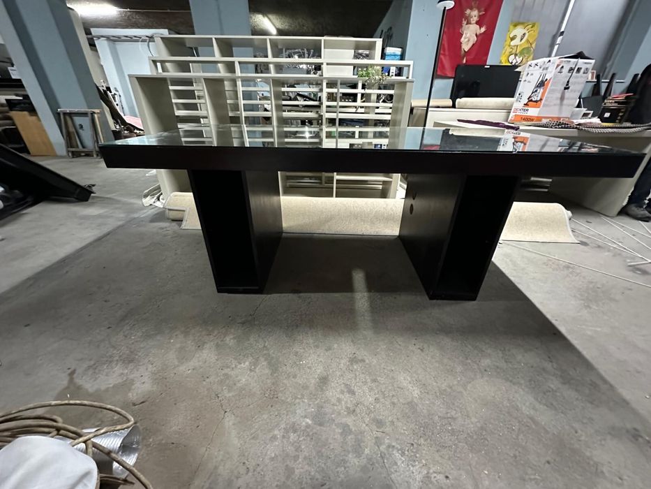 Mesa em scupira com forra de tampo em vidro