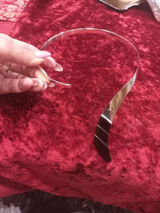 Gargantilha estilizada em prata.