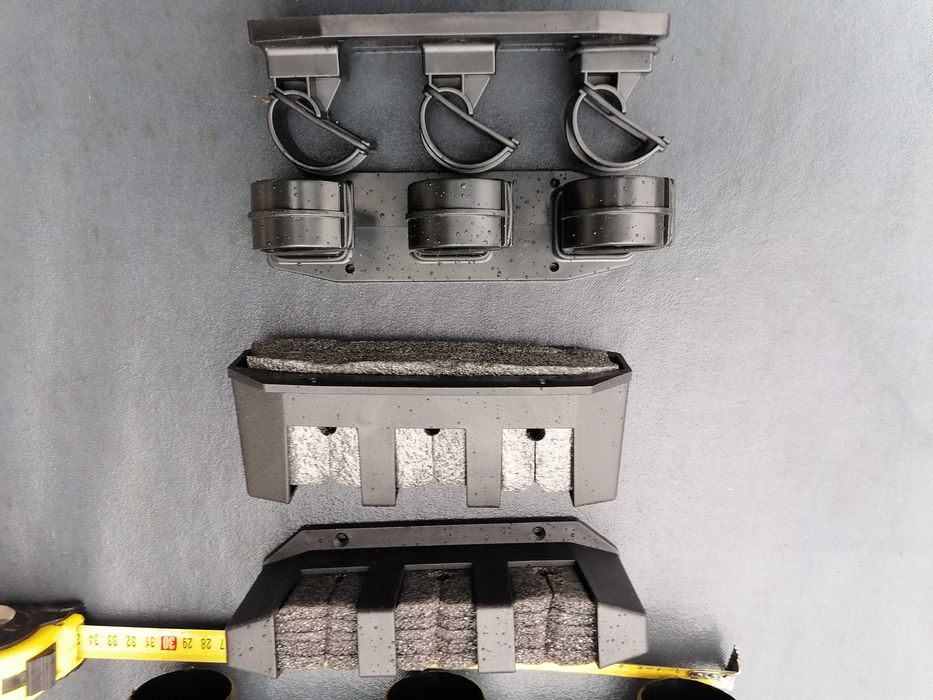 Uchwyty do mocowania wędek na łodzi czy ścianie.