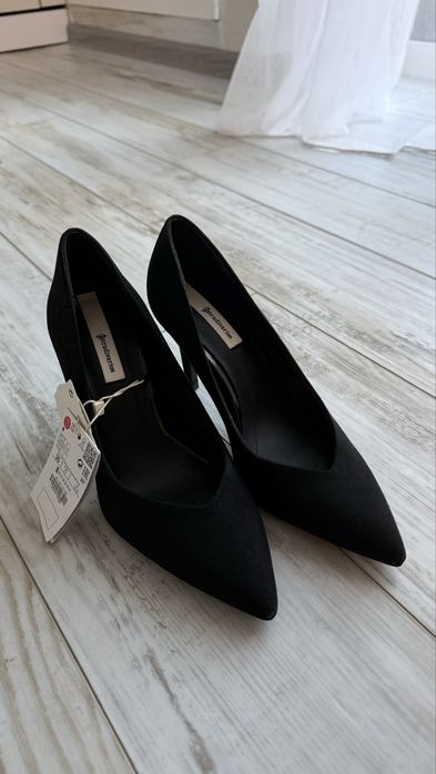 Нові замшеві лодочки stradivarius. Туфлі на шпильці