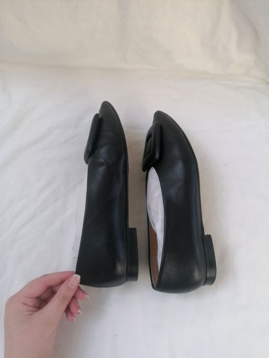 Sabrinas Pretas Bicudas com detalhe de aplicação