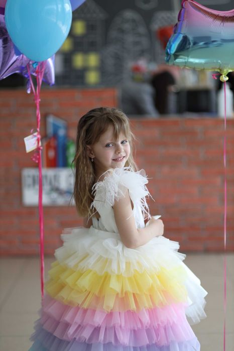 Пишна та яскрава сукня