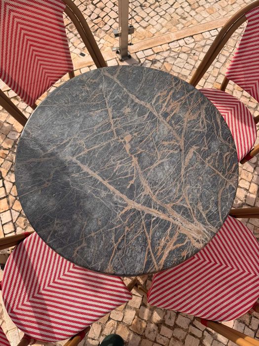 Lote de esplanada completo – 7 mesas + 22 cadeiras (ideal pastelaria)