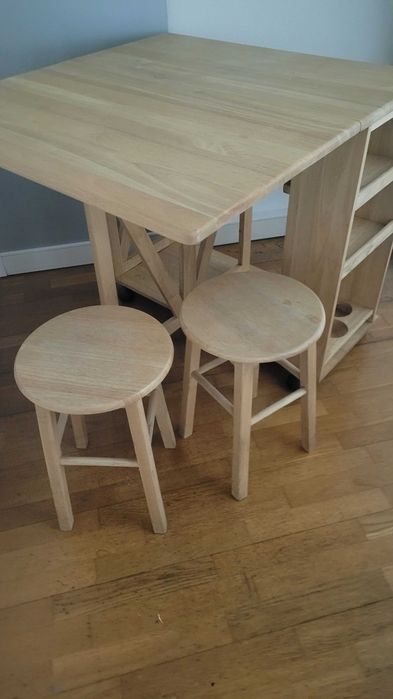 Mesa/móvel de apoio com 2 bancos