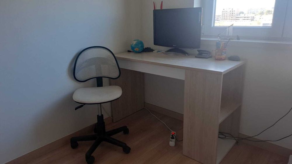 Secretária branca e castanha para quarto IKEA
