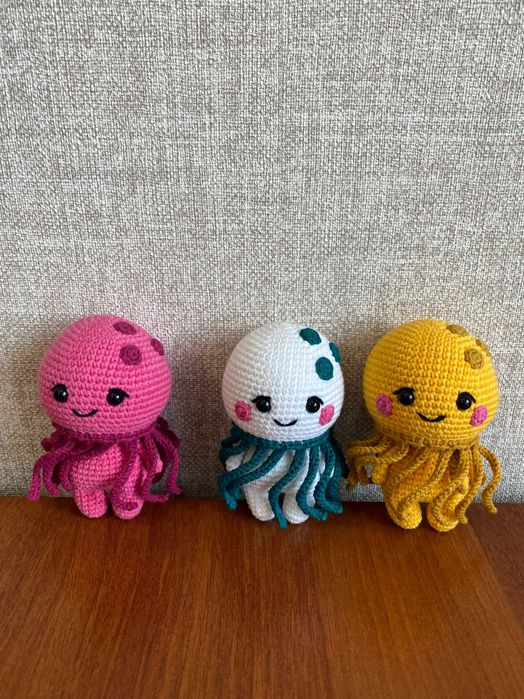 Вязанные игрушки  крючком – осьминоги и медузы.