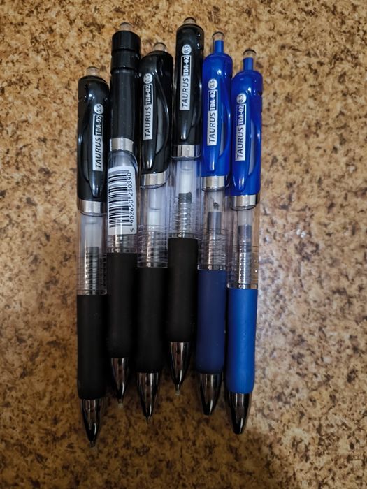 4 x czarne 2 x niebieski długopis żelowy