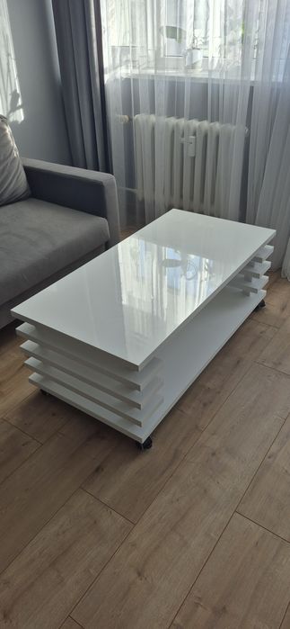 Nowoczesny stolik biały