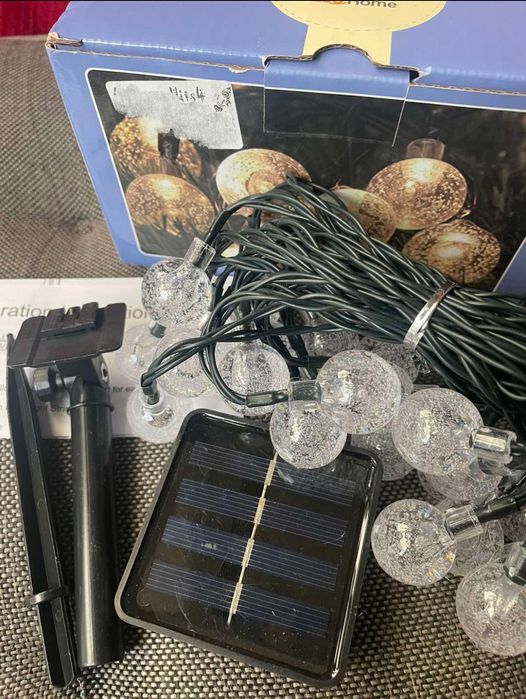 Сонячна вулична гірлянда з кульками.