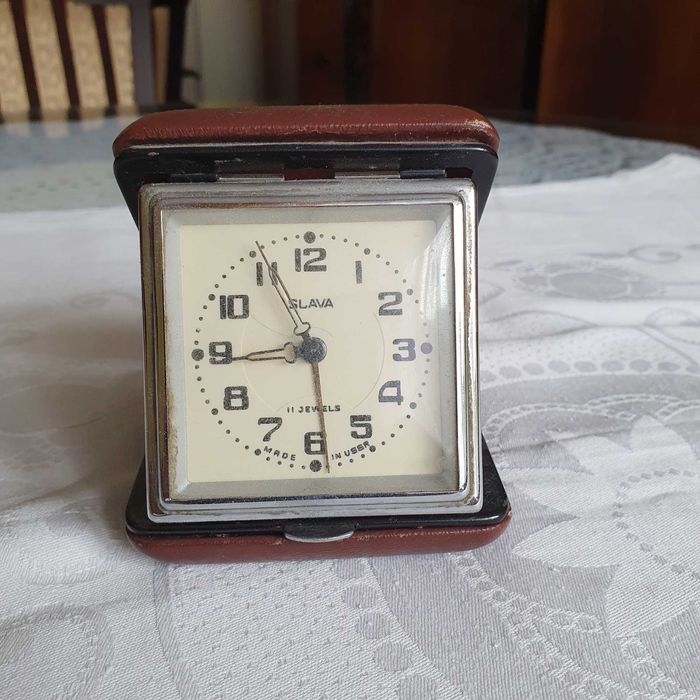 Piękny zabytkowy budzik Slava podróżny w skórzanym etui