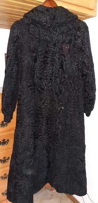 Шуба каракульча чёрная большая много меха на перешив