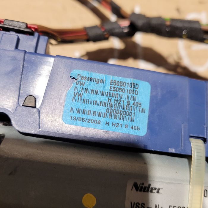 Silniczek elektryczny siłownik prawy bagażnika vw passat b6 kombi