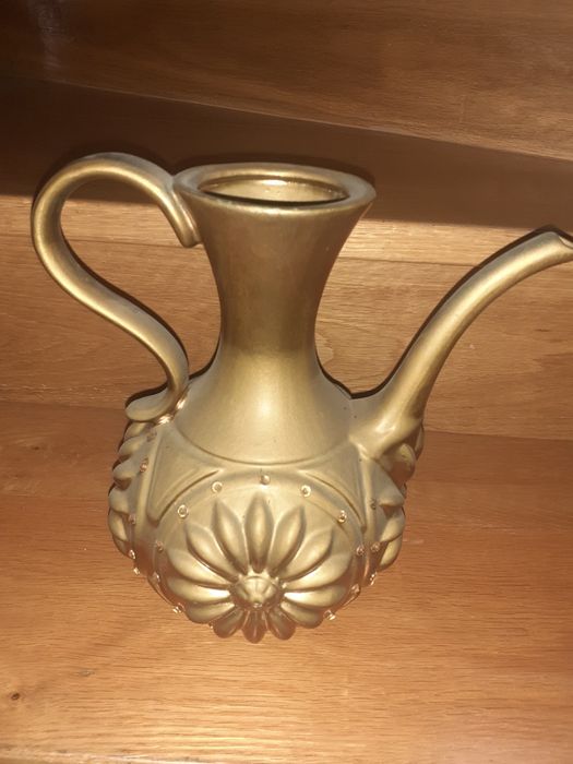 Peca em barro antiga pintada em dourado
