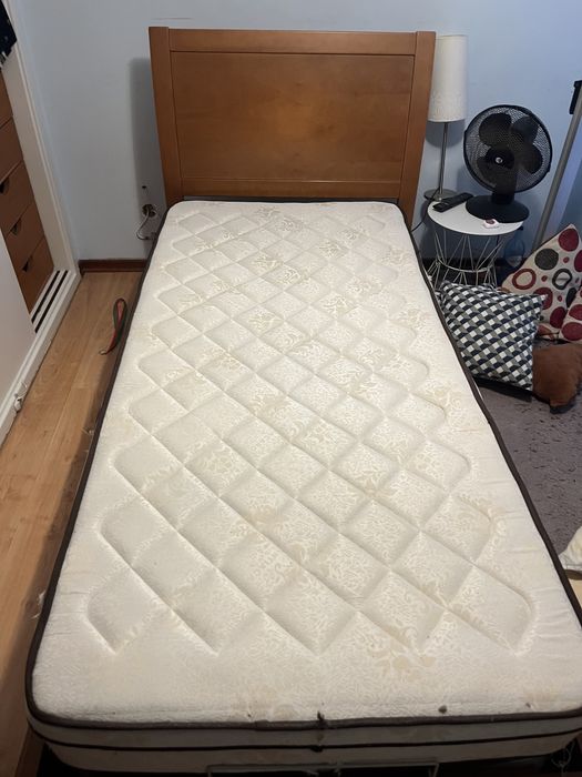 Estrado de cama + 2 colchões