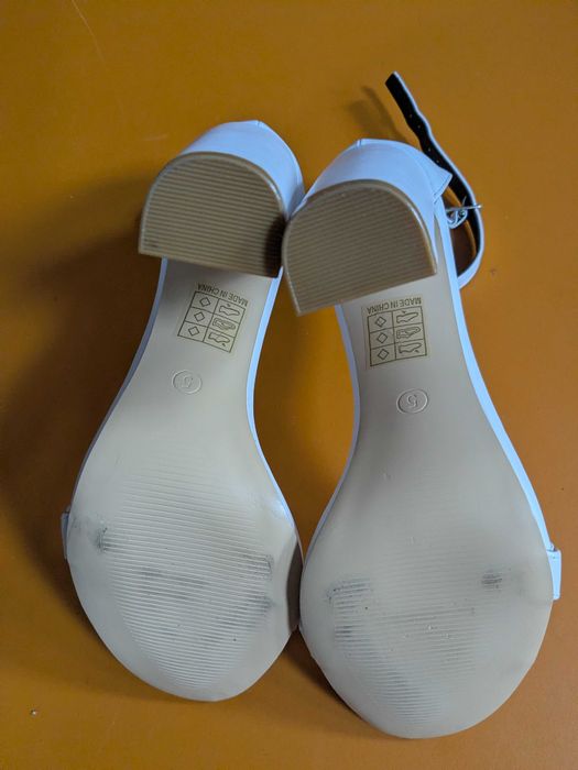 Prettylittlething  sandałki białe na obcasie klocku rozm. 38,5