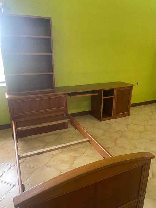 Estúdio secretária com cama elevatória em cerejeira.