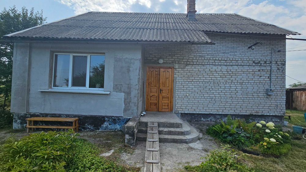 Міцний надійний будинок в тихому спокійному селі Є відеоогляд