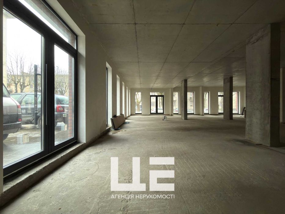 Продаж комерційного приміщення. 204кв.м. Фасад. вул. Окружна 43.