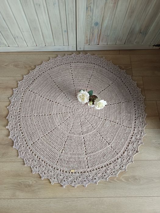 Dywanik okrągły na szydełku boho lila beż