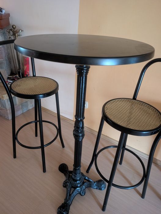 Zestaw barowy vintage: stolik 110 cm + 2 hokery, czarny metal, plecionka