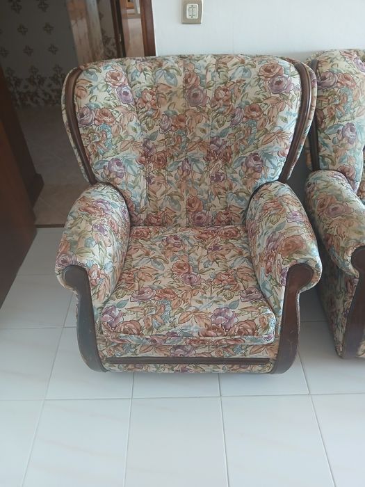 Sofá cama tecido e dois maples