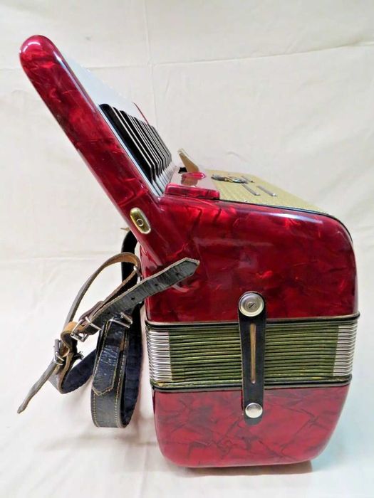 Acordeão Royal Standard à Terceira Voz com 96 Baixos - Acordeon