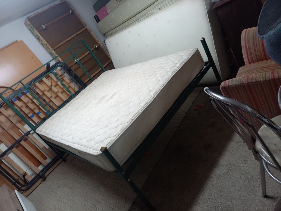Cama de casal em ferro verde