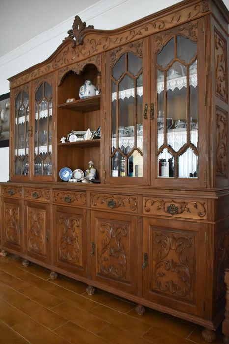Mobília de Sala de Jantar em Madeira Maciça – Como Nova