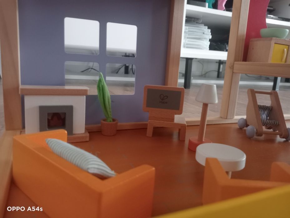 Casa de bonecas com muito pouco usopremiada de boa qualidade em madeira marca alemã Hape