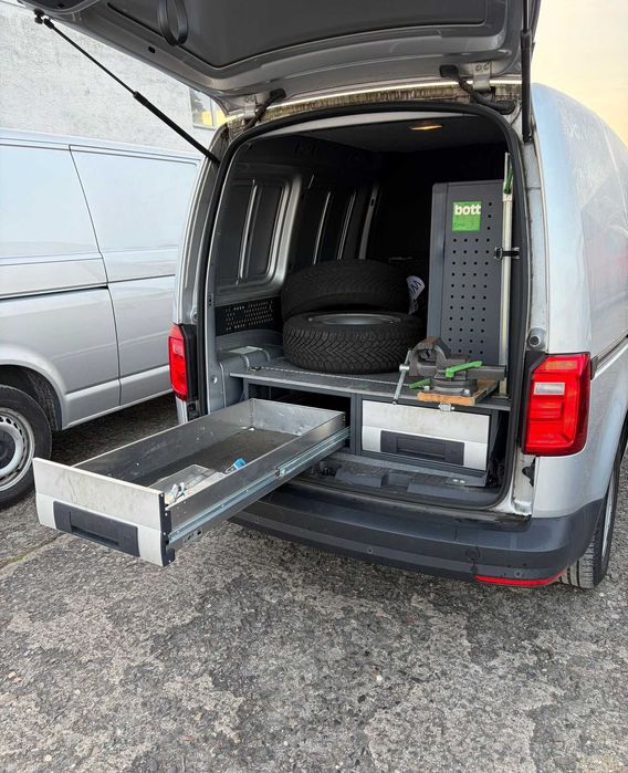 Zabudowa serwisowa warsztatowa regał samochodowy serwis BOTT VW CADDY