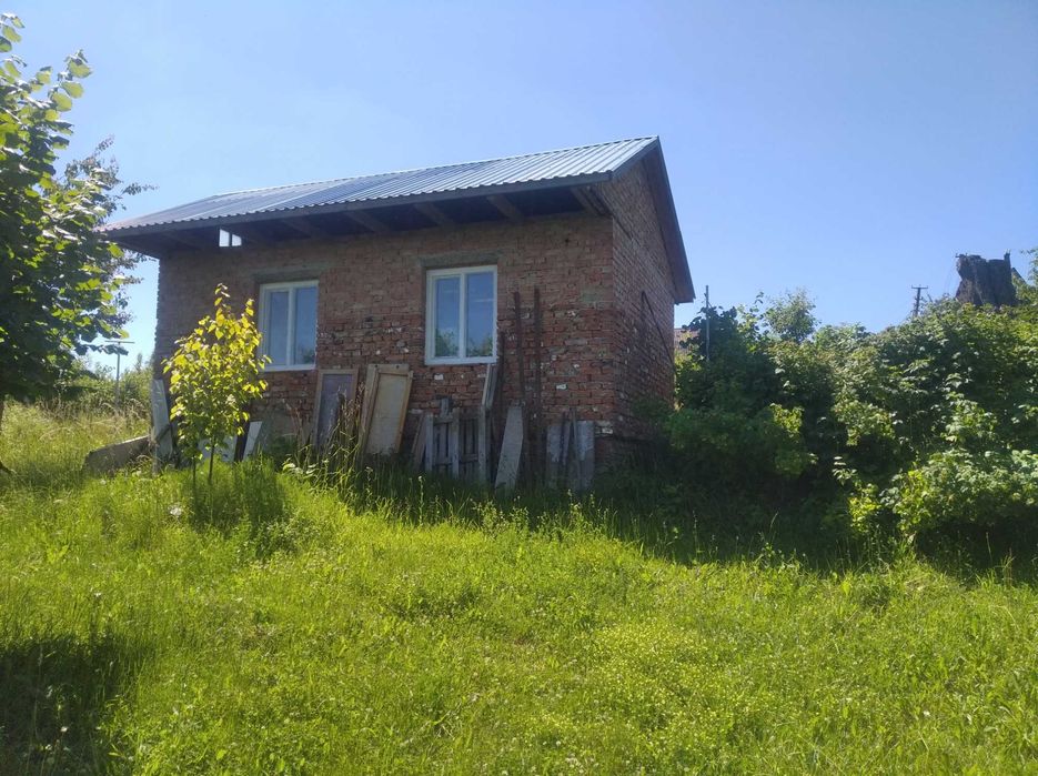 дачний будинок-ділянка= 0.15га. та будинок під магазин або житло.