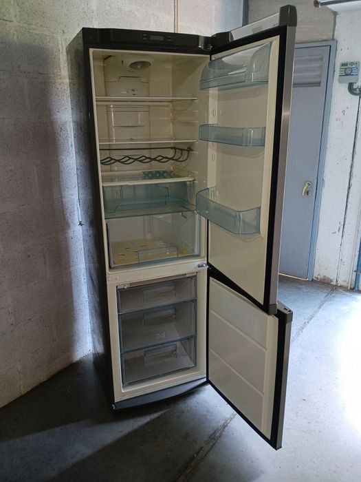 Frigorífico combinado marca ELECTROLUX DIGITAL, a funcionar perfeitame