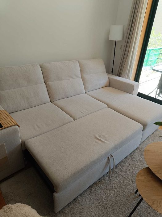 Sofá chaise longue com baú e puffs