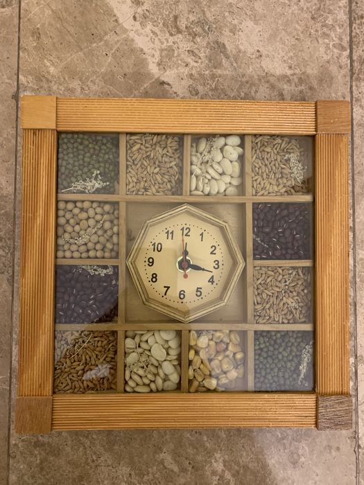 Часы в деревянной рамке
