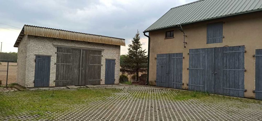 Dom jednorodzinny z budynkami garażowo magazynowymi