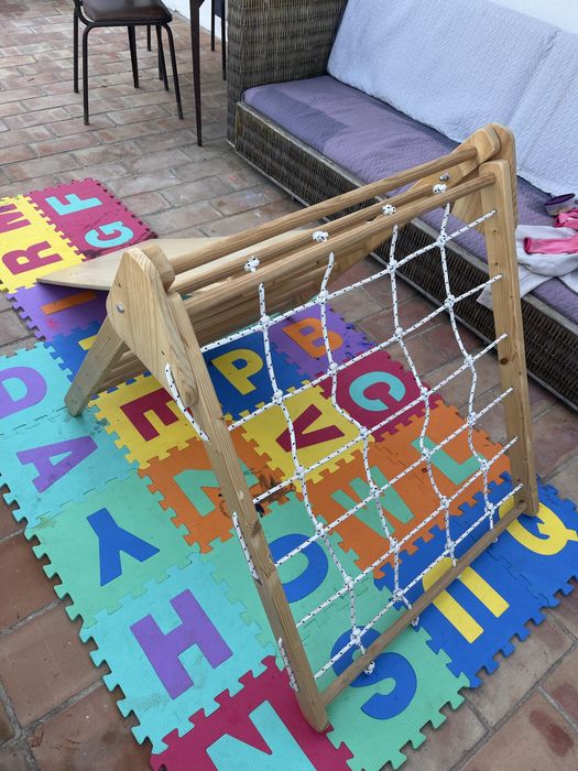 Torre de pikler de madeira