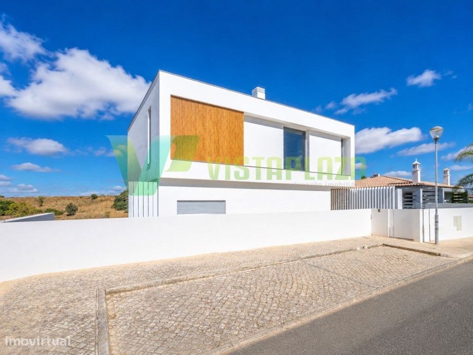 Moradia nova T3 + 1 em Estômbar, com piscina de água salgada, acaba...