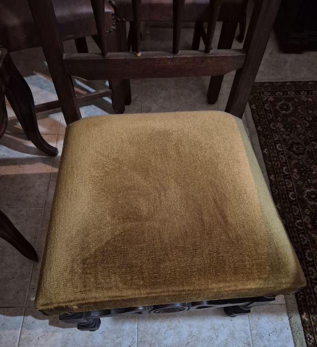 Mesa e 8 cadeiras  de Jantar estilo antigo em madeira maciça