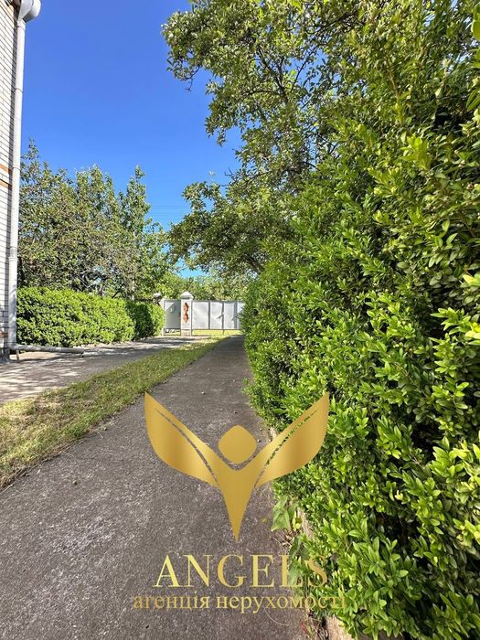 Продаж двоповерхового будинку із трьома гаражами та -1 поверхом