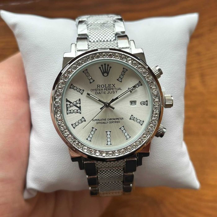 Жіночий годинник Rolex на браслеті срібного кольору з робочою датою