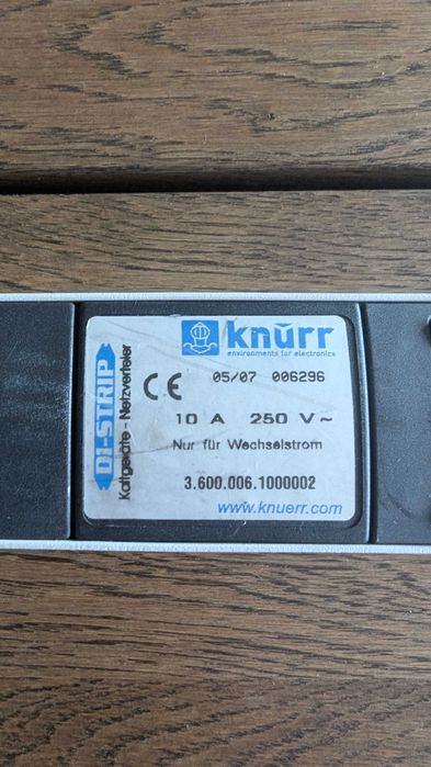 PDU 6-Outlet Rack-Mountable 19" with Switch - Power Distribution64729933347843121