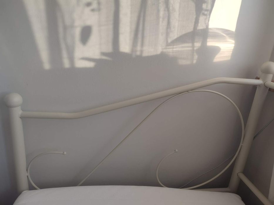 Łóżko metalowe jysk z materacem leżanka