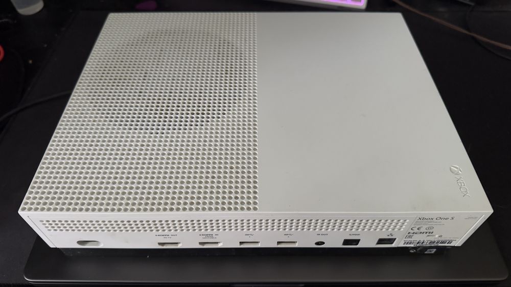 Xbox One S 1TB s/ comando