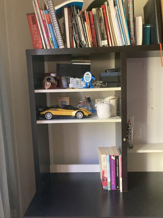 Estante/Secretaria de Quarto multiuso.