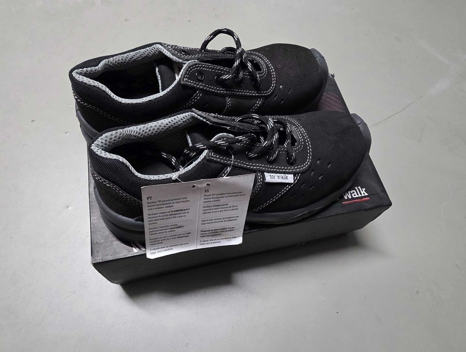 Sapatos de segurança com biqueira de aço, para homem.