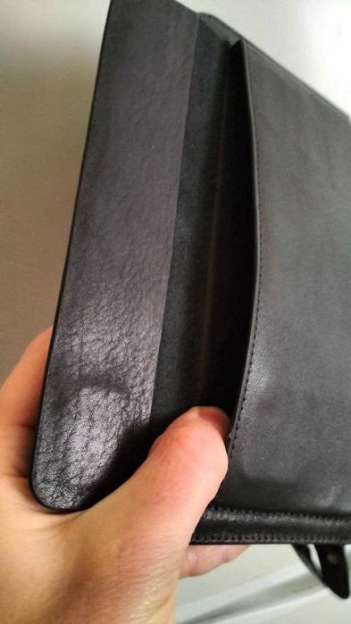 Барсетка з нануральної шкіри, якісна та вмістка.