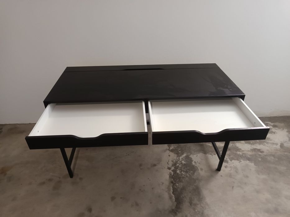 Duas mesas Secretárias ALEX, preto-castanho, 132x58cm.