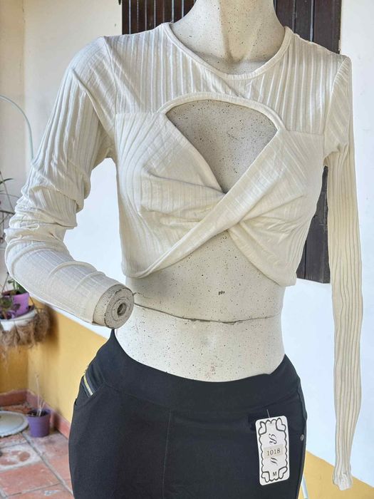 Top curto com abertura no peito